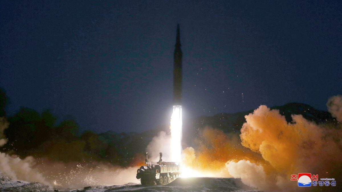 Severní Korea odpálila tři balistické rakety včetně mezikontinentální